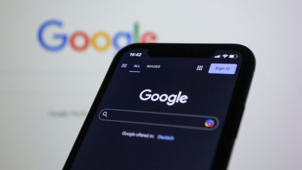 Google search on a mobile phone to demonstrate hotel ppc